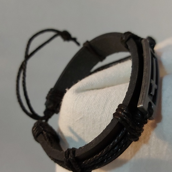NWOT; Cross Unisex bracelet black leather adjustable - Picture 5 of 5